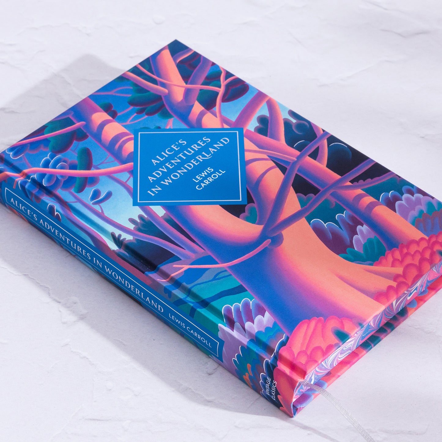 Alice's Adventures in Wonderland and Through the Looking Glass (Vintage Collector's Classics)