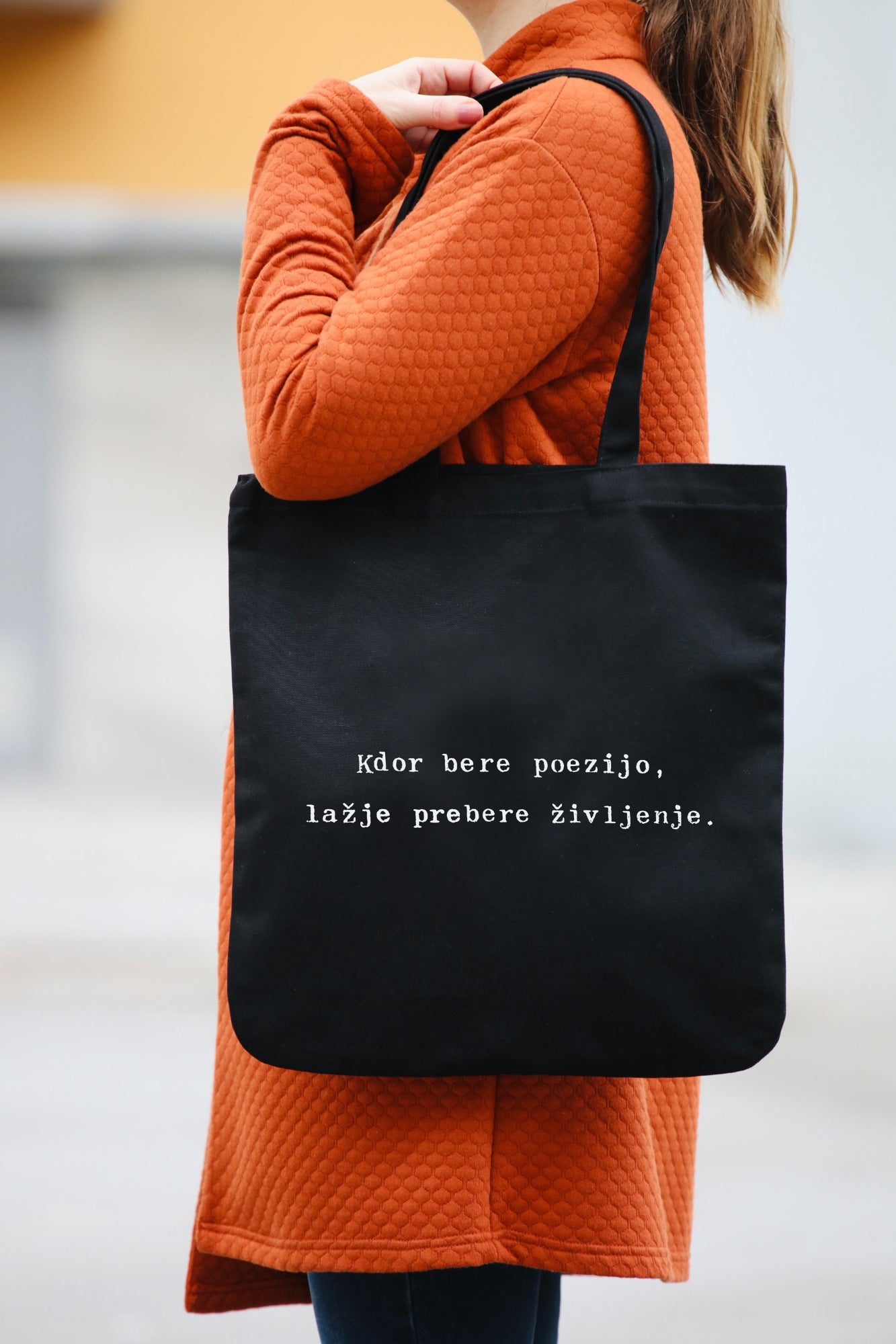 Vrečka Kdor bere poezijo, lažje prebere življenje