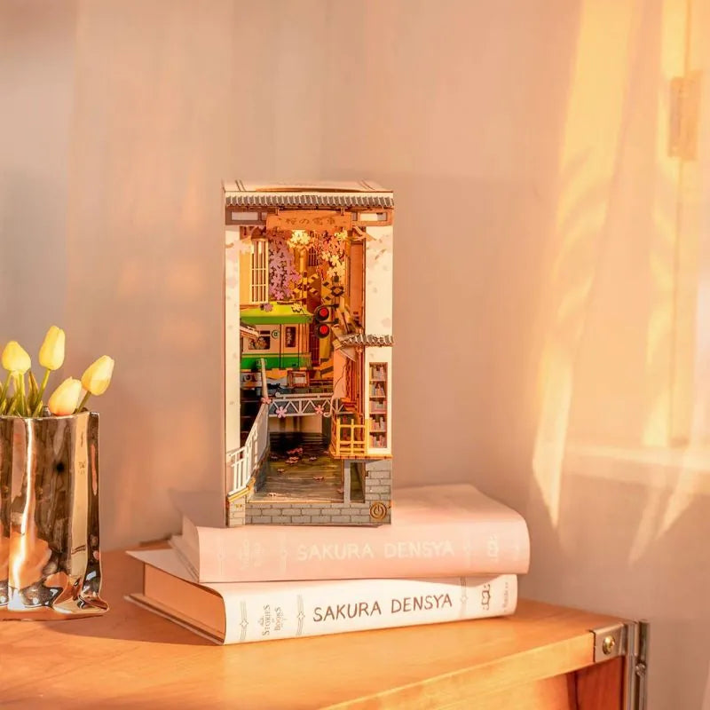 3D sestavljanka in držalo za knjige Book Nook, Sakura Densya
