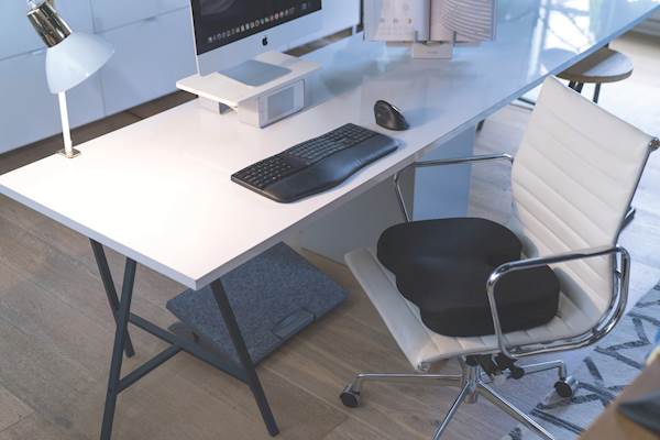 Hladilna ergonomska blazina za stol Kensingon Premium, črna